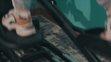 Spor Ayakkabılı Genç Kız Evinde, Alt Görüş 'te bir yörüngeye girdi.