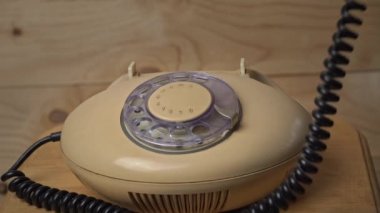 Kadın Eli Eski Bir Telefon ve Çağrıları Alıcısını Aldı