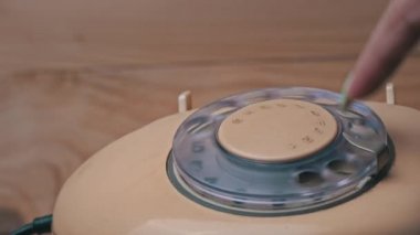 Eski bir telefon hattından bir numarayı aramak, bir arama yapmak...