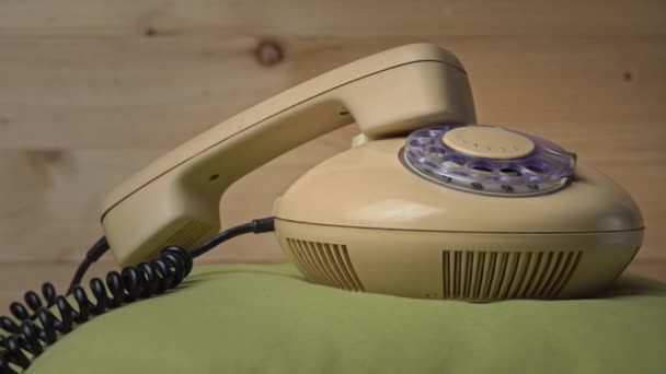 Teléfono con cable del viejo hogar está girando sobre un fondo de madera — Vídeo de stock