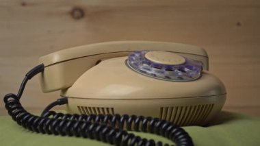 Eski Ev Telefonları Ahşap Bir Arkaplanda Dönüyor