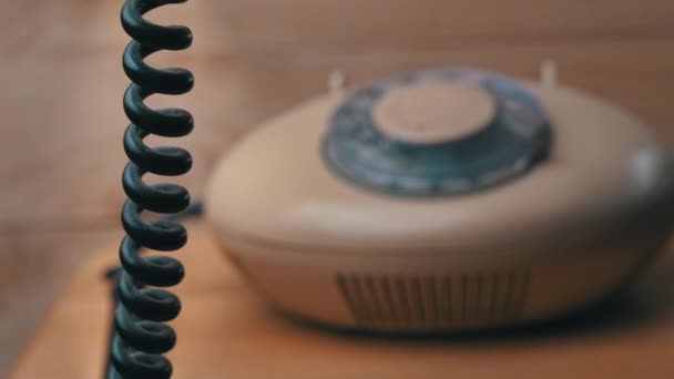 Marcando un número en un viejo teléfono de alambre vintage, coge el teléfono y llama — Vídeo de stock