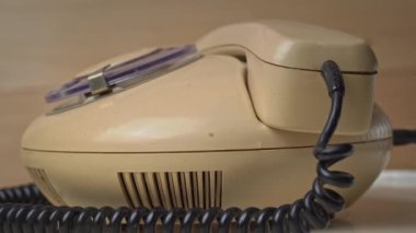 Kadın Eli Eski Bir Telefon ve Çağrıları Alıcısını Aldı