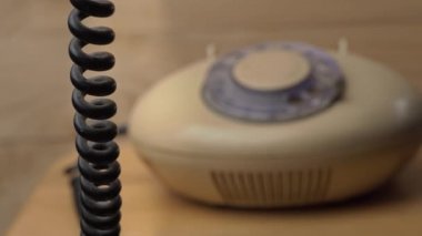 Eski bir Wire Wire telefonundan bir numara aranıyor, Telefonu kaldırıp arayın.