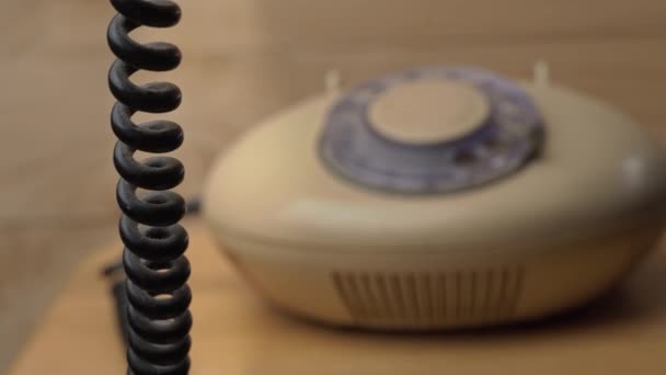 Slå ett nummer på en gammal Vintage Wire Telefon, plocka upp telefonen och ring — Stockvideo