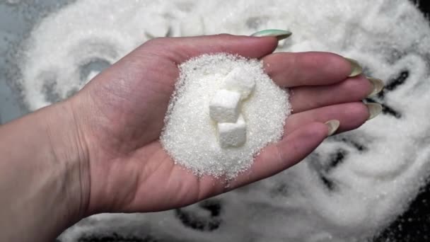 Сахар в женской руке как символ вреда сердцу — стоковое видео