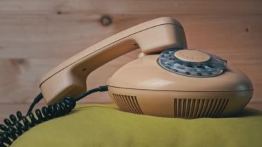 Eski Ev Telefonları Ahşap Bir Arkaplanda Dönüyor
