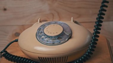 Kadın Eli Eski Bir Telefon ve Çağrıları Alıcısını Aldı