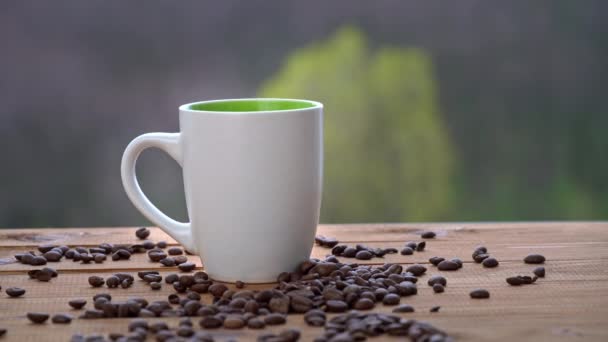 Xícara de café quente fica perto da janela, libera vapor e colocar açúcar com colher — Vídeo de Stock