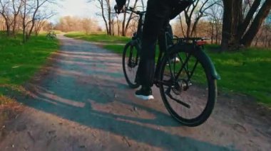 Genç Adam Yeşil Ormandaki Yol Boyunca Bisiklete Biniyor, Yavaş Hareket 'te Arka Görüntü