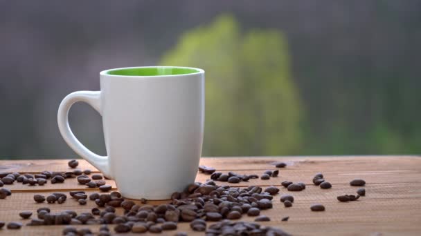 Tazza di caffè caldo stand dalla finestra aperta e rilascia vapore contro il cielo — Video Stock