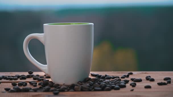 Tazza di caffè caldo stand dalla finestra aperta e rilascia vapore contro il cielo — Video Stock