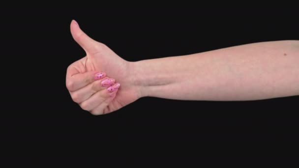 Womans mano mostra la classe con le dita su uno schermo trasparente — Video Stock
