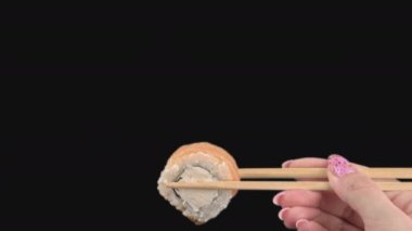 Kadın Elleri Japon Yemek Çubuklarını Şeffaf Arkaplanda Suşi Yuvarlamalarıyla Tutar