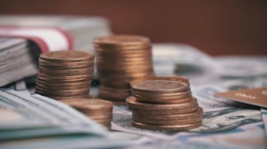 Madeni Para Sütunları Yüz Dolarlık Faturaların Arkaplanına Karşı Dönüyor