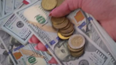 Kız Sikke Sütunlarının Yanında 100 Dolar Sayıyor