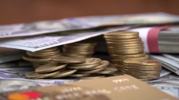 Menina conta cem dólares contas ao lado das colunas de moedas — Vídeo de Stock