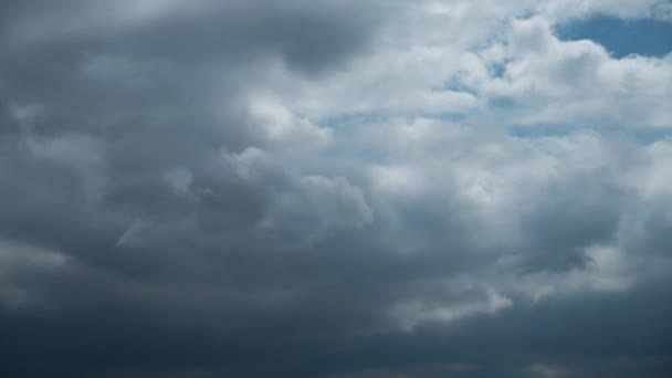 Timelapse Grå regnfulde skyer svæver hen over den mørke himmel på en overskyet dag – Stock-video