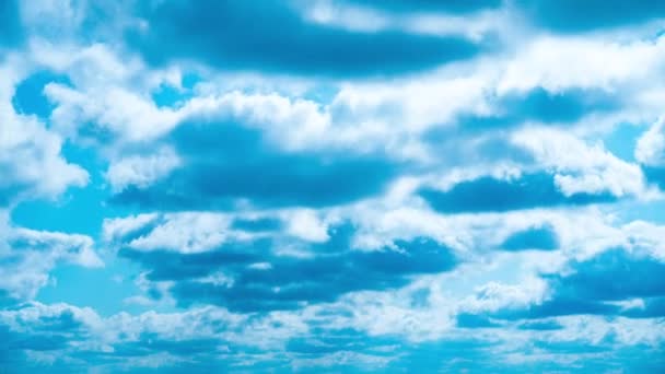 Timelapse White Fluffy Olakas pływają przez błękitne niebo w słoneczny dzień — Wideo stockowe