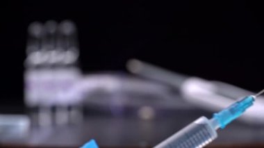 Learstvo tıbbi şırıngadan damlıyor.