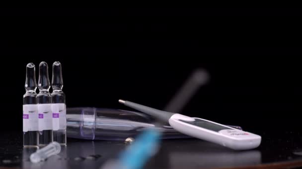 간호사가 Syringe and Medicine Drives from It in Large Drops Close-up — 비디오