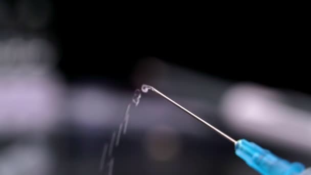 Learstvo droppar från Medical Syringe, flyter ner i stora — Stockvideo