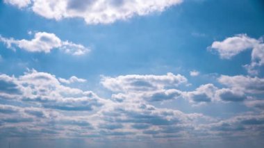 Tüylü Beyaz Fluffy Olakas Güneşli bir günde Mavi Gökyüzünde süzülüyor