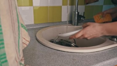 Kız Elleri Yıkama Tabağı Yıkama Bezi ve Deterjan Tam Lavabo Yavaşlığında