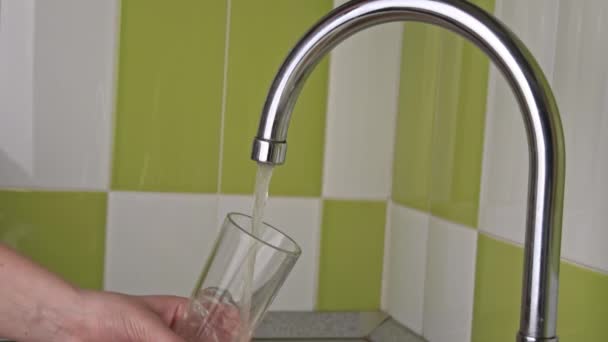Dámské ruce sbírat tekoucí vodu z kohoutku do sklenice Slowmo — Stock video
