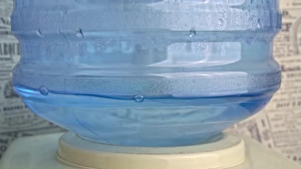 Il dispositivo di raffreddamento dell'acqua potabile emette bolle quando prende in acqua — Video Stock