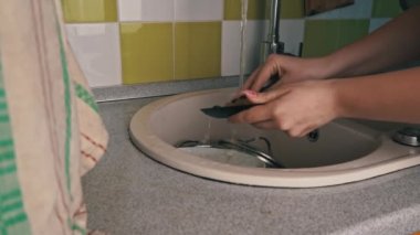 Kız Elleri Yıkama Tabağı Yıkama Bezi ve Deterjan Tam Lavabo Yavaşlığında