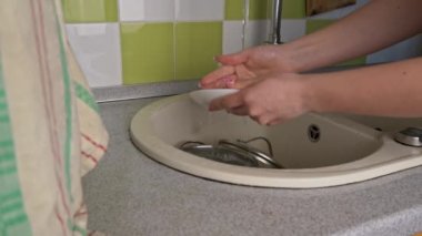 Kız Elleri Yıkama Tabağı Yıkama Bezi ve Deterjan Tam Lavabo Yavaşlığında