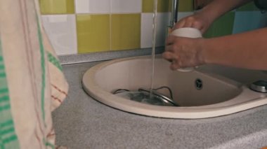 Kız Elleri Çamaşır bezi ve Deterjan ile Yıkama Kadehi Tam Lavabo Yavaşlığında