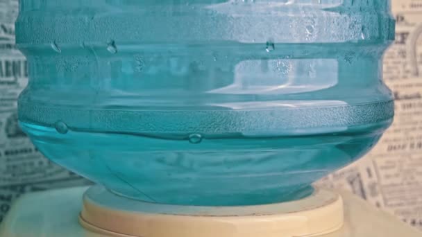 Drinking Water Cooler Emits Bubbles When Taking in Water — Vídeo de Stock