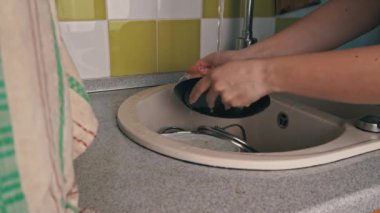 Kız Elleri Yıkama Tabağı Yıkama Bezi ve Deterjan Tam Lavabo Yavaşlığında