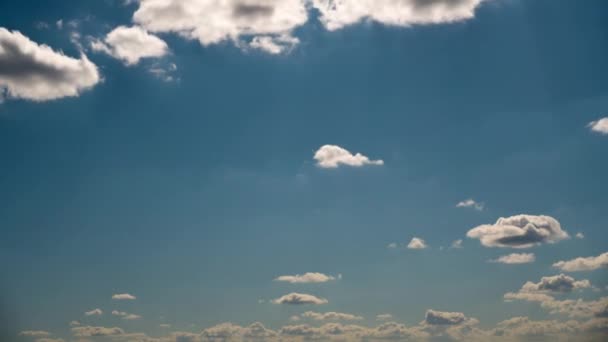 Timelapse Vit fluffig Olakas flyter genom den blå himlen på en solig dag — Stockvideo