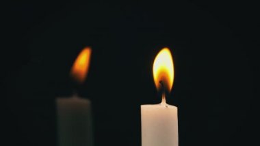 Sarı uçlu Beyaz Parafin Mumları Yansımada Siyah Arkaplanda Yanıyorlar