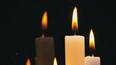 Siyah Arkaplanda Yansıma Üzerine Sarı Renkli Beyaz Parafin Mumlar