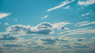 Tüylü Beyaz Fluffy Olakas Güneşli bir günde Mavi Gökyüzünde süzülüyor