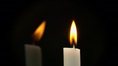 Sarı uçlu Beyaz Parafin Mumlar Yansımada Siyah ArkaplandaComment