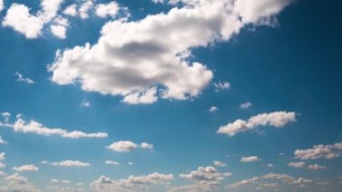 Tüylü Beyaz Fluffy Olakas Güneşli bir günde Mavi Gökyüzünde süzülüyor