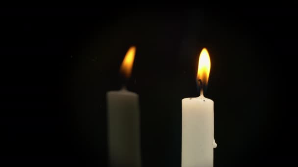 White Paraffin Candle with Yellow Tints Burns on Black Background in Reflection — Vídeo de stock