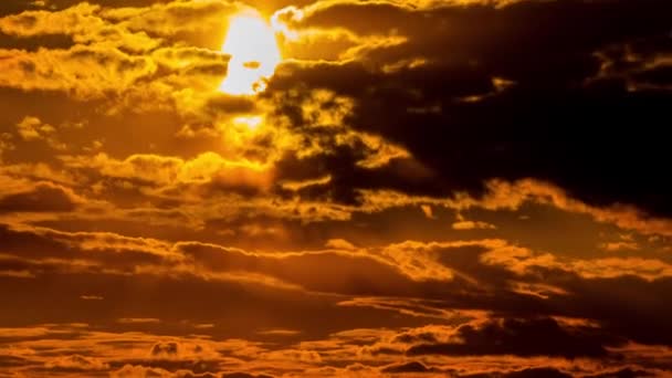 El sol naranja brillante del atardecer del lapso de tiempo se pone detrás de las nubes — Vídeos de Stock