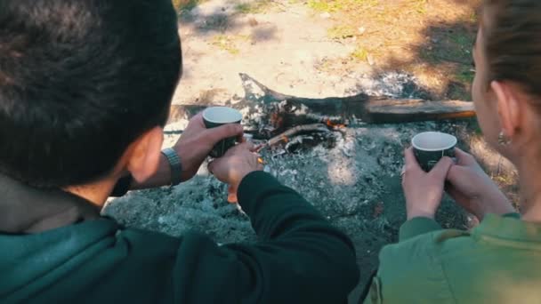 Casal Apaixonado Senta Perto Uma Fogueira Morrendo Com Café Carvão — Vídeo de Stock