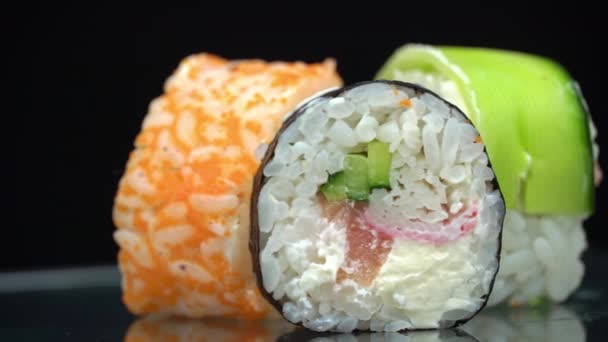 新鲜寿司卷麻将旋转得很近 黄瓜的寿司 寿司餐厅寿司送货上门美味的日本食物 切碎的面包卷 — 图库视频影像