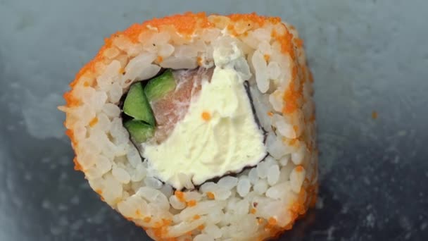 Rollo Sushi Fresco Con Semillas Sésamo Rotan Cerca Sushi Pescado — Vídeo de stock