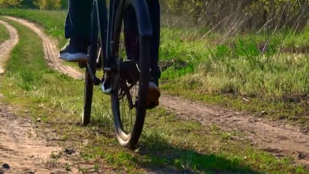 Genç Adam Gün Batımında Ormanda Tozlu Bir Patika Boyunca Bisiklet — Stok video