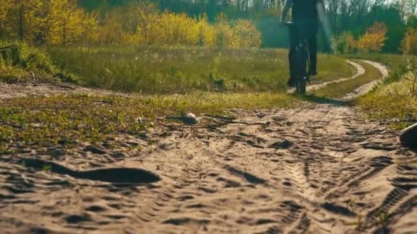 Jeune Homme Fait Vélo Long Sentier Poussiéreux Dans Forêt Coucher — Video