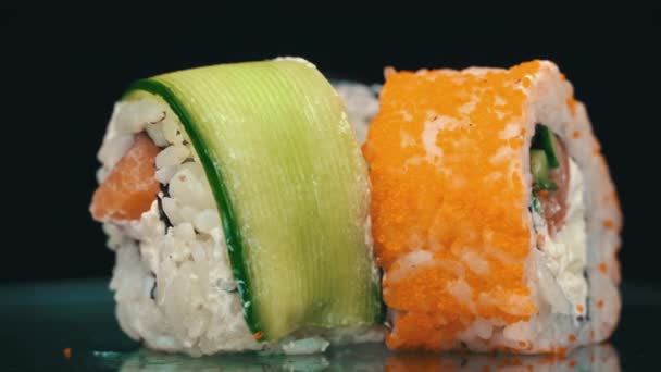 Maki Rolo Sushi Fresco Girar Perto Sushi Peixe Salmão Arroz — Vídeo de Stock