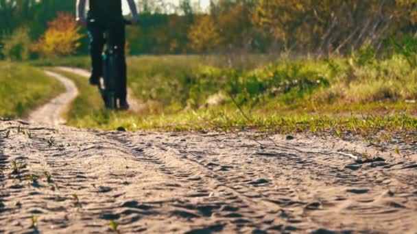 Fiatal Srác Biciklizik Egy Poros Ösvényen Erdőben Naplementekor Egy Férfi — Stock videók